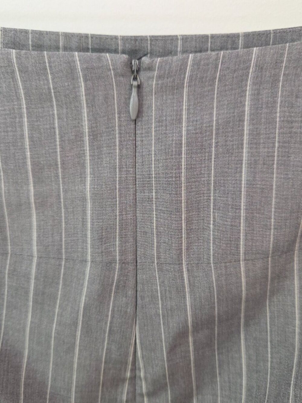 Banana Republic Silk Gray Pinstripe Skirt Size 6 - Picture 3 of 6